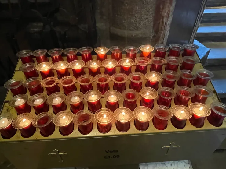 那一排連在一起的六個燭就是我點的😊