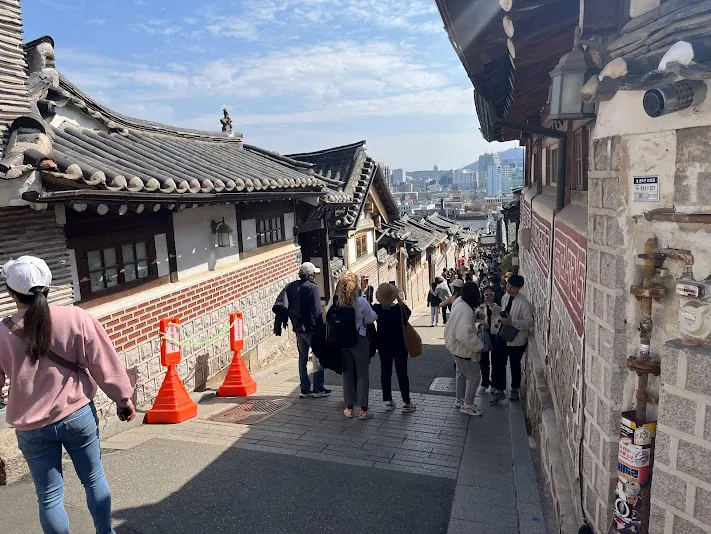 嘉會洞上／下坡路，當天是禮拜日所以人多像灌香腸一樣可怕。但如果巧妙的把要拍的人往前站一點的話，是有機會擋住大部分人然後拍出漂亮照片的。