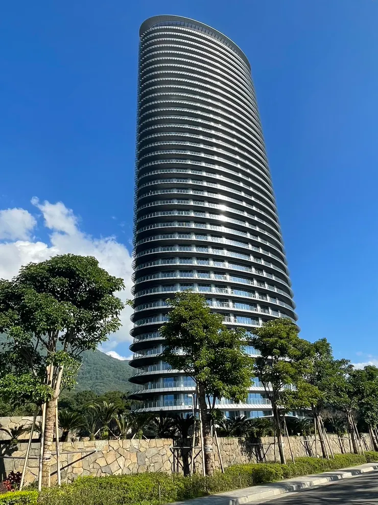 南國建設著名的「貝律銘案」【天境360】一層一戶超豪宅建築，曾經2019年實價登錄為新北市豪宅之首，但這是個笑話，因為買賣雙方都是「南國建設」子公司，這個叫做人為自行作價。