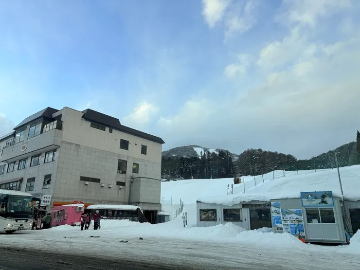 從停車場拍雪場。