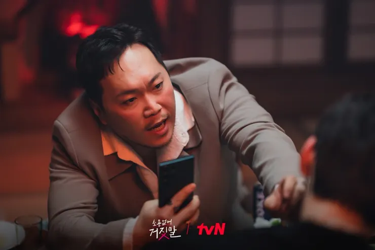 對金道河極不友善的朴武鎮。(圖: tvN)