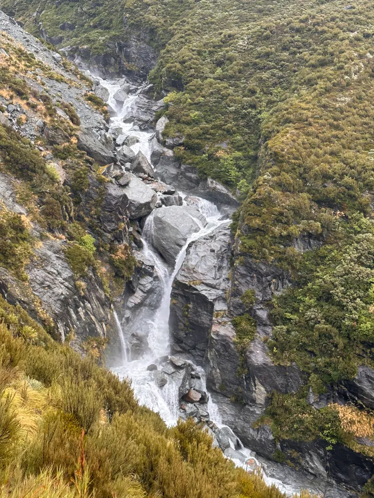 雨天的溪流更有氣勢了。