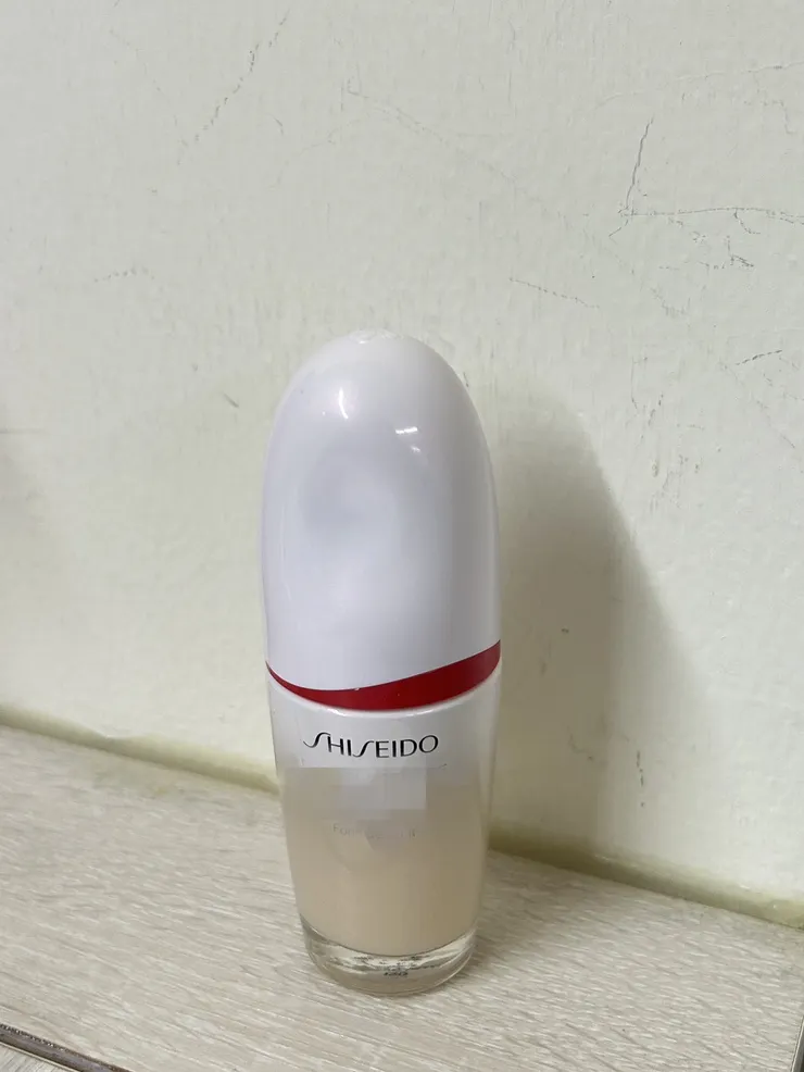 女網友拿出超喜歡的資生堂粉底液化妝,隨後在社群平台分享了一張自己眼神堅定、妝感高級的照片。圖/鄭欣宜拍攝、後製