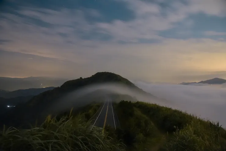 不厭亭雲海被微風吹起輕輕一抹，滑過102號公路。