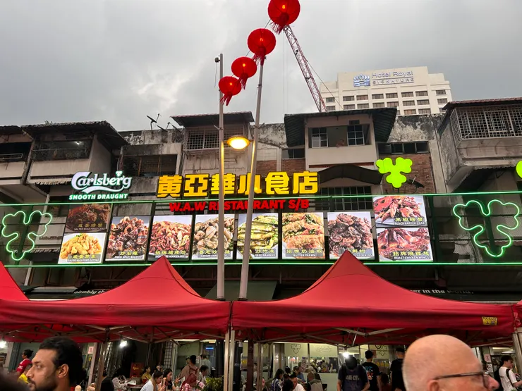 黃雅華即使有三個攤位，依舊是旅客滿滿，一位難求