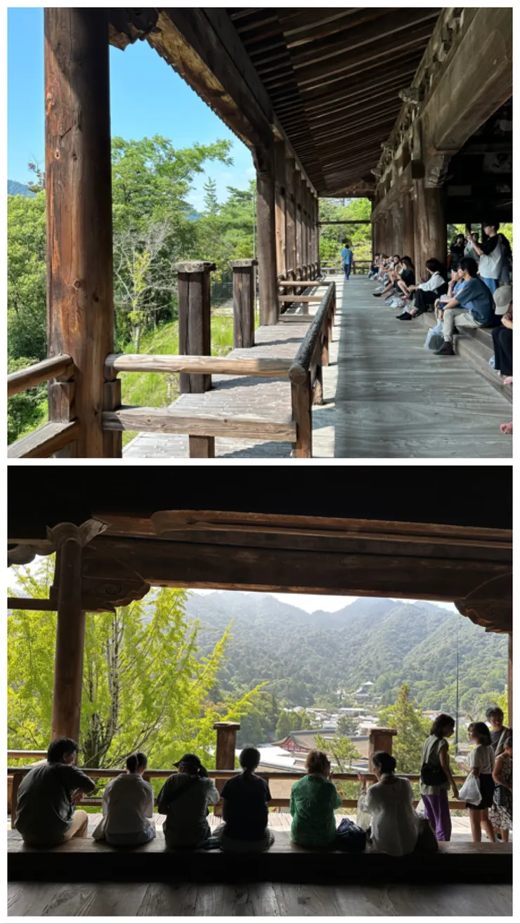 優閒的坐在千疊閣的簷廊下，遠眺嚴島神社