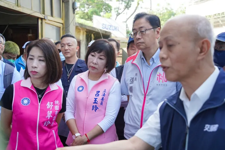 呂玉玲邀集各有關單位到現場進行會勘，以作為後續南端引道工程相關的評估建議。圖：呂玉玲辦公室提供