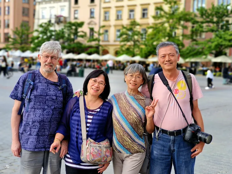 【不知居民會否對大廣場習以為常 身為旅人總是把握機會過來徜徉！參觀家聖母聖殿，又到廣場晃悠，請路人甲幫我們拍合照。】