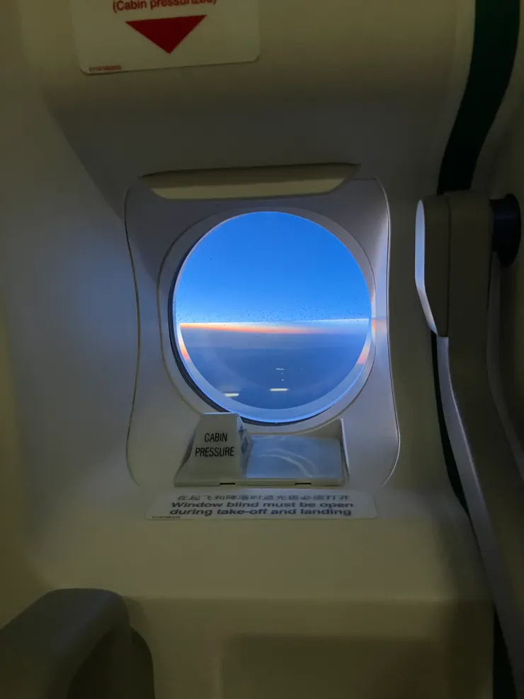 不知道是我第幾趟起來活動以拯救我快開花的屁股，排隊等廁所時，看到天微亮