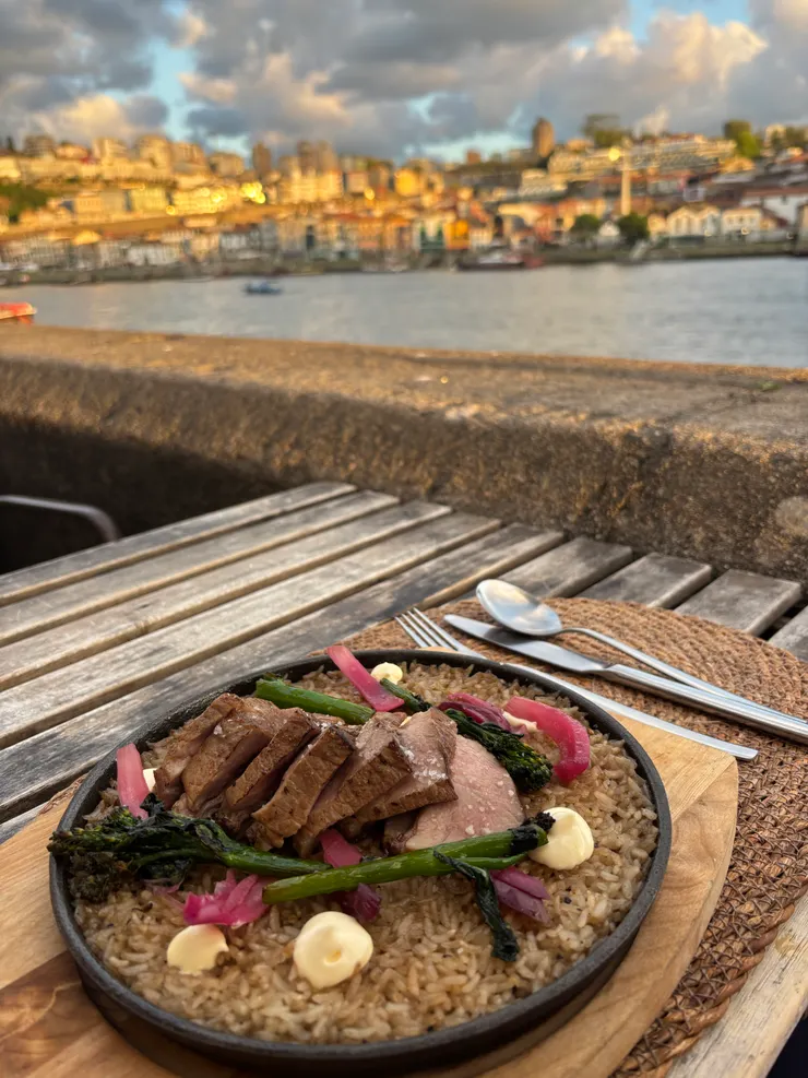 美好的河邊晚餐