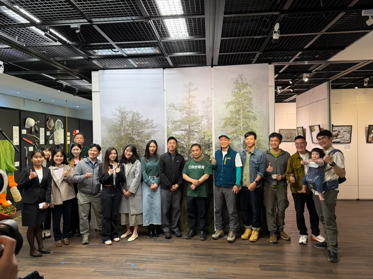 開幕式跟大大們合照,大咩很配合地看鏡頭