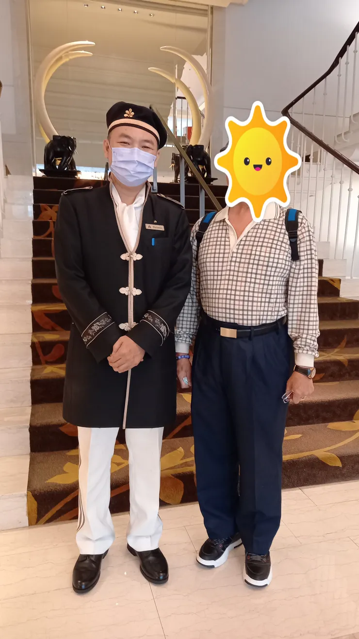 老爸和台北老爺大酒店的男門僮合照!