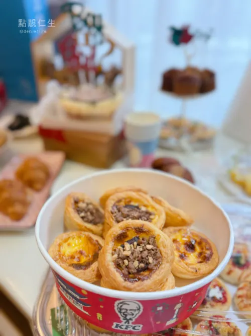 3顆巧克力蛋塔跟基本的原味