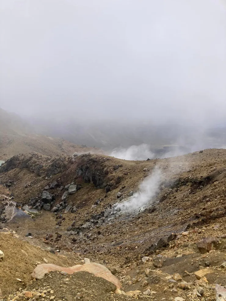 火山只是休眠 底下還是活的 四周岩石還是有煙霧冒出