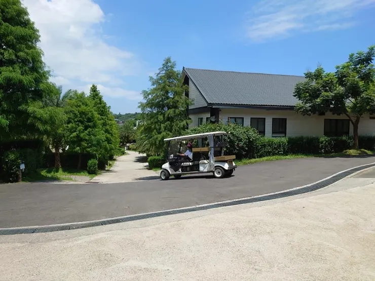 所有在園區的車都是電動車，保護環境！