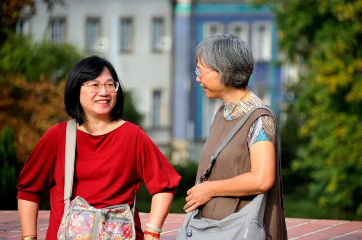 【在甕城聊天的表姊妹，也不知她們是看得多還是說得多？】