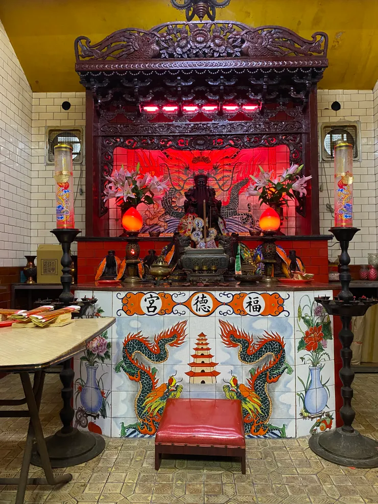 神龕上的彩繪磁磚，為1970年代特色裝飾