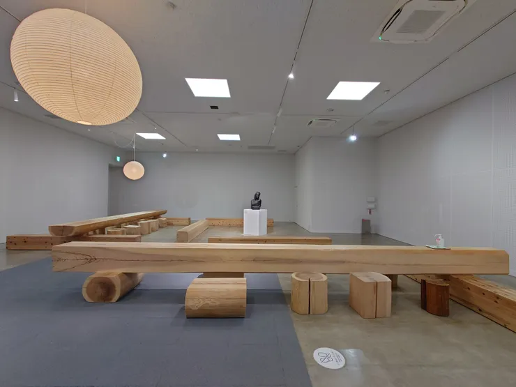 「丸太広場 キトキ」既能休息又能展示的空間與堆疊的木製傢俱