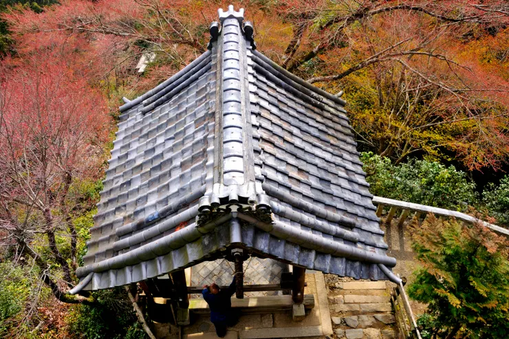 那名十分謙遜的僧人正在敲鐘