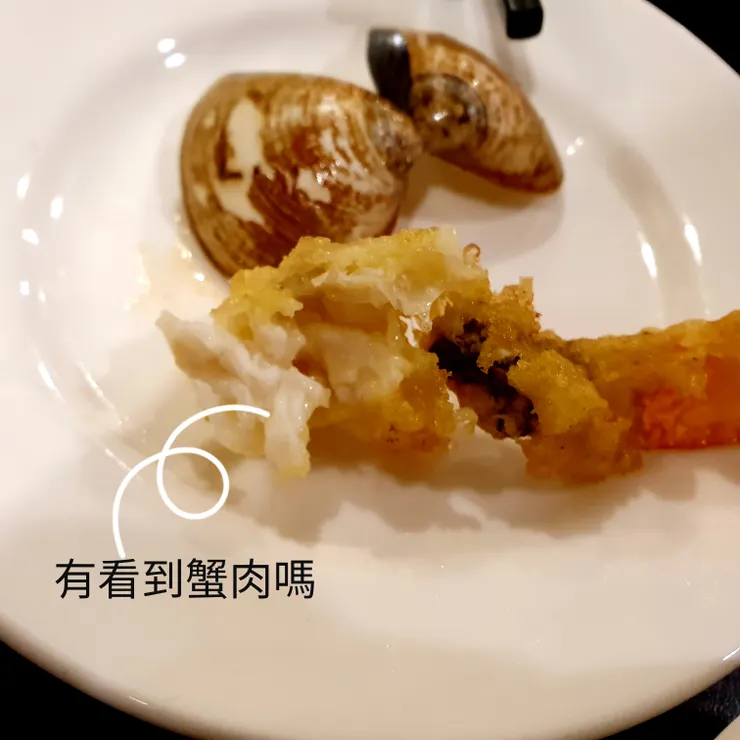 蟹腳旁邊的醬甜甜酸酸的,是很道地的泰式醬料。