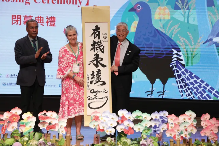 ▲高校長於閉幕式贈書法予IFOAM主席Karen。