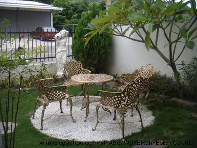 入門口的左邊擺有桌椅，很適合在此享用下午茶喔！