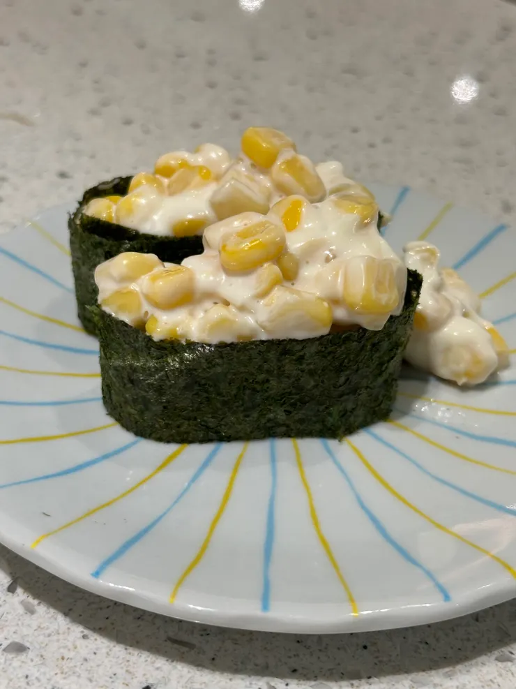 玉米掉下來；老公堅持說那些盤子上的玉米是送的