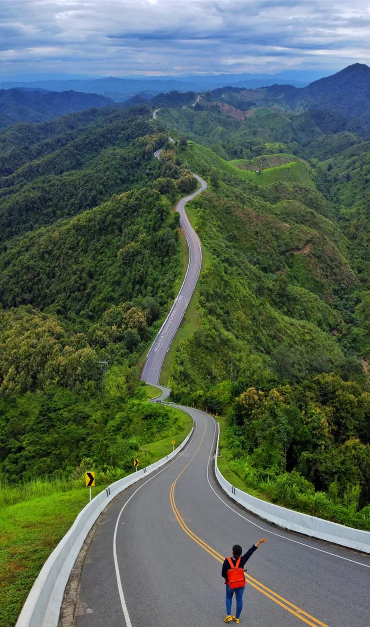 【難府】高山公路（ถนนลอยฟ้า），圖片取自 Facebook《กินเที่ยวเยี่ยวข้างทาง 》
