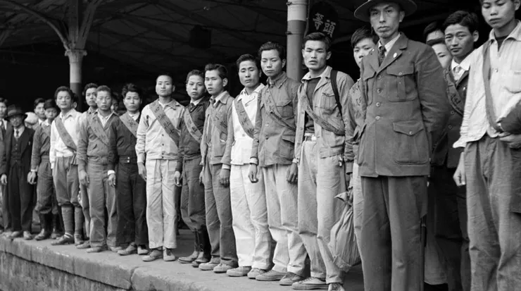 國民黨 1950 年在台灣大量徵兵，準備服役者攝於火車站，圖片來源自：Wiki 公眾領域。