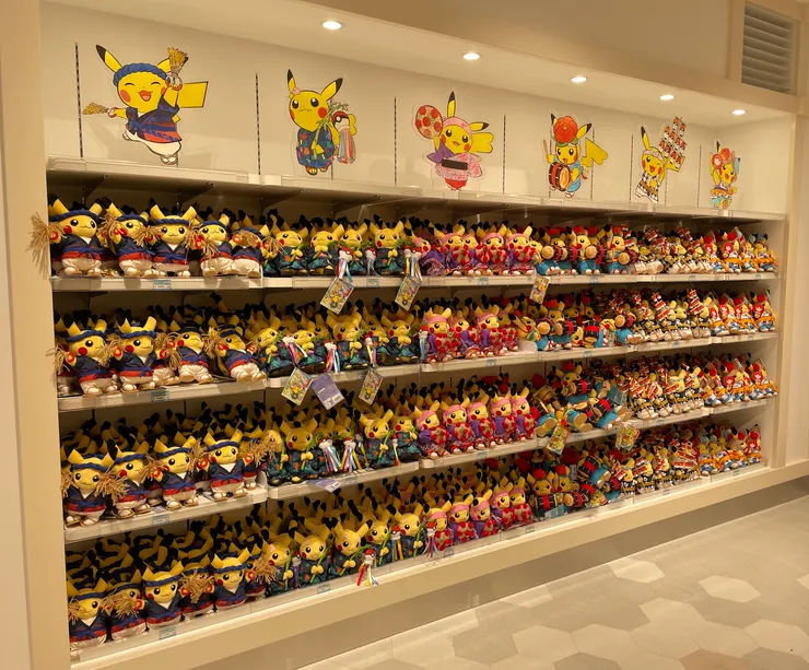 寶可夢仙台店內販售具有東北地區各地特色的皮卡丘，可愛指數爆表。