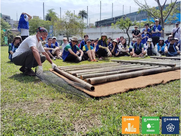 德鴻親自示範載體的搭設方式及重點原則