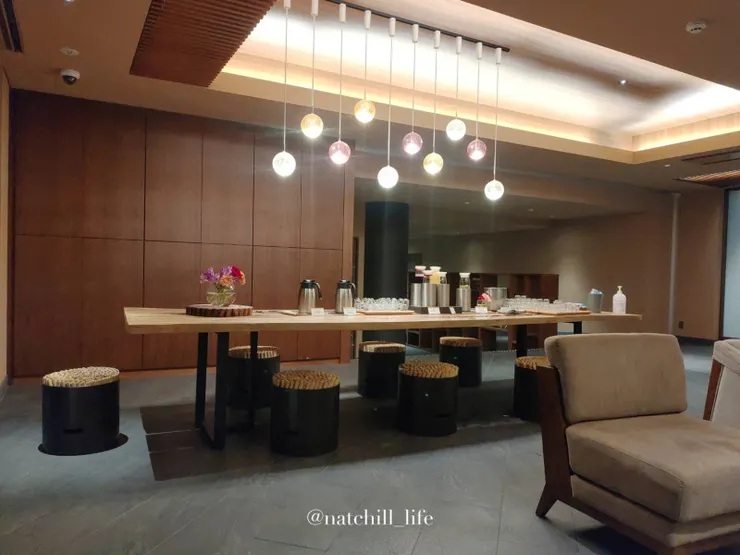 大廳迎賓飲料與點心桌