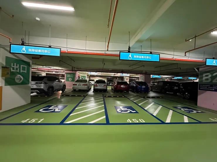 文心秀泰B2 整排十幾個無障礙停車位 / 緊鄰電梯入口處