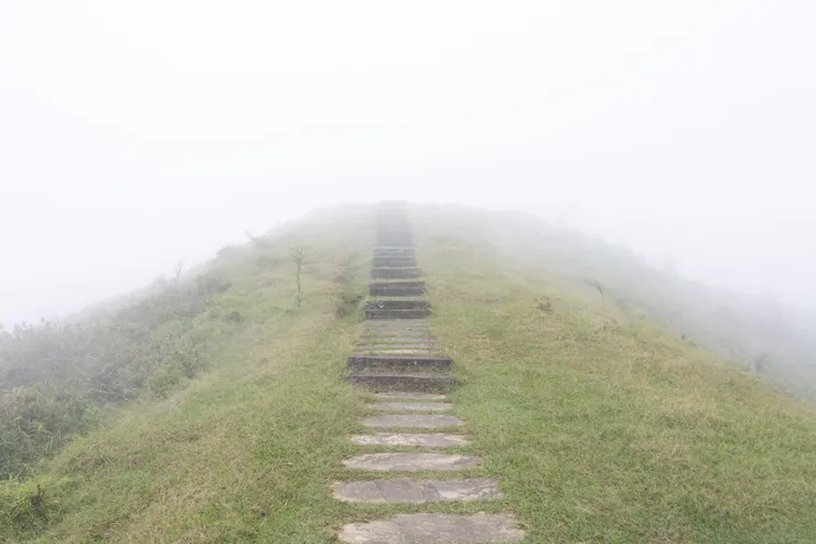 有一段路是在雲裡行走，看不見遠方