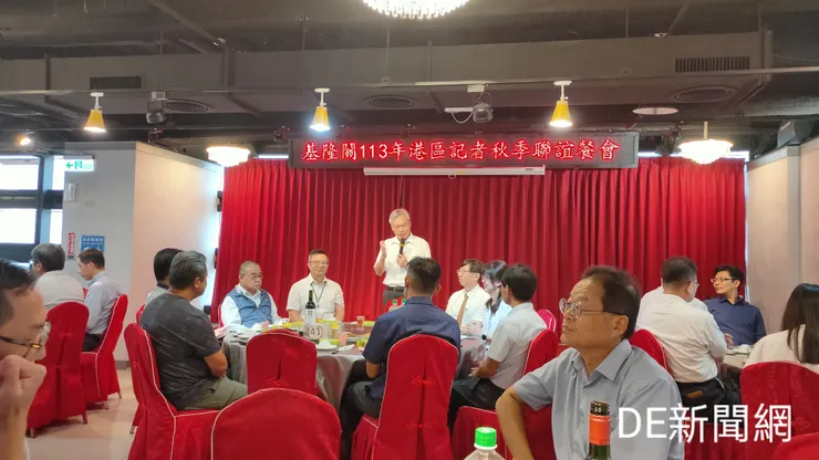 基隆關務長張世棟(圖/站立者)說基隆關今年1至6月徵稅及查緝走私都有不錯的成績。(記者曾金萬/拍攝)