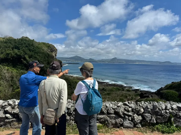 陳司機幫我們解說風景，遙望過去「對岸」的右方就是我們住的墾丁，還有著名的大尖山都看得很清楚，我們身前的岩壁是貓鼻頭這裡的珊瑚礁岩（石灰岩）