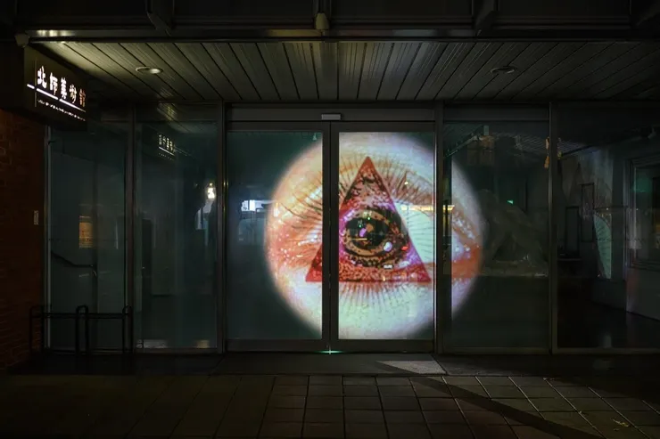 湯尼・奧斯勒《第三眼》夜間投影。 圖｜北師美術館提供、攝影：王世邦 Anpis Wang