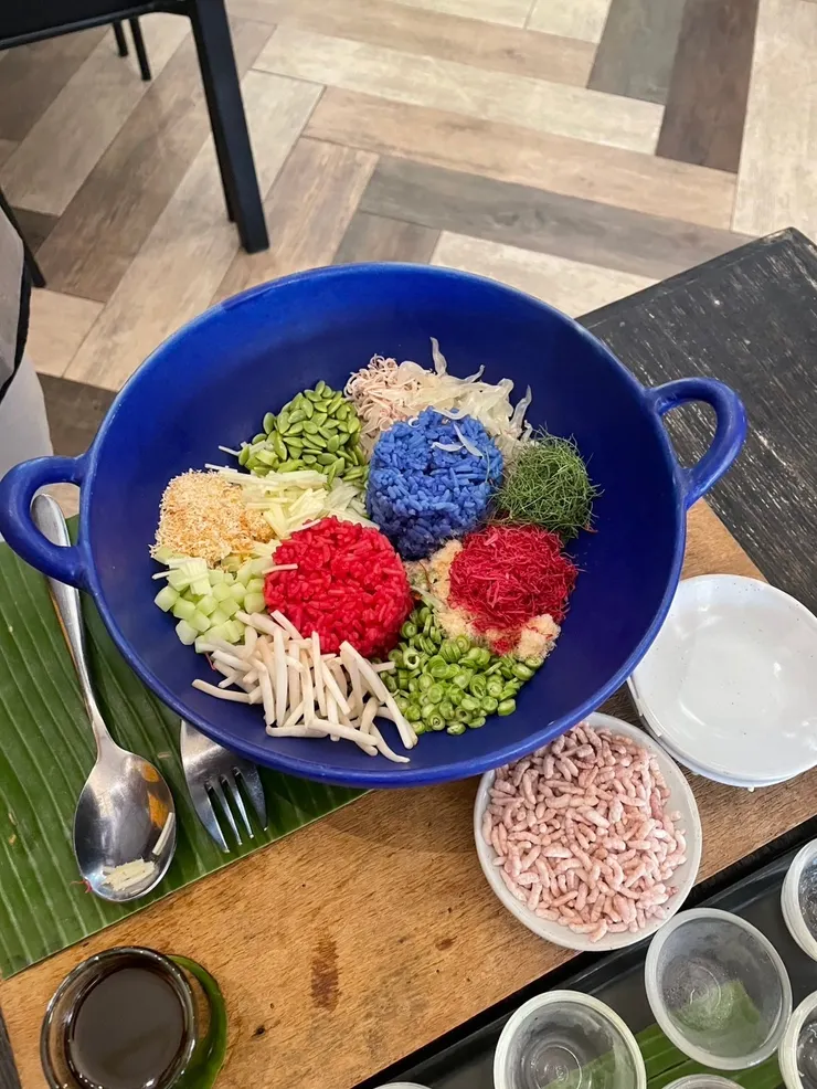 服務生將全部材料放進碗裡～擺得真好看啊！