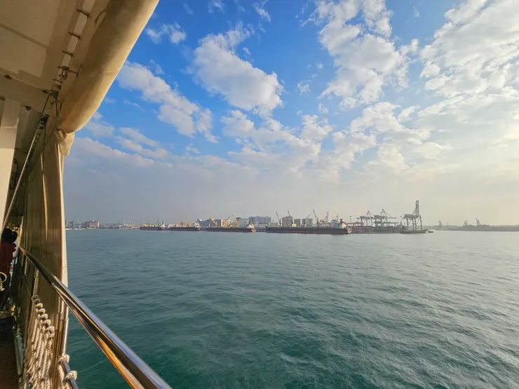 在船上,倚靠著欄杆,望著大海感受海風吹拂,難得能有如此愜意的感覺