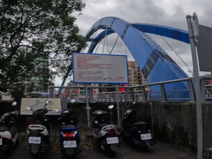 基隆河沿岸橋密度相當高。