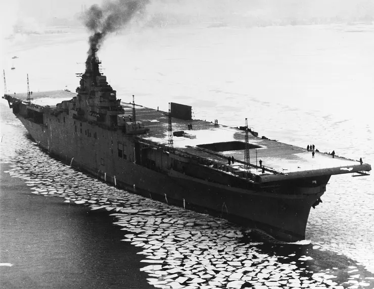 1943年2月17日，列星頓號在波士頓正式服役。當日波士頓天氣寒冷，港口漂滿浮冰，列星頓號的飛行甲板亦鋪上陣陣白雪。此時列星頓號仍然沒有彈射器，前部甲板亦只預留了一條彈射器坑道，防空炮亦未安裝完成。