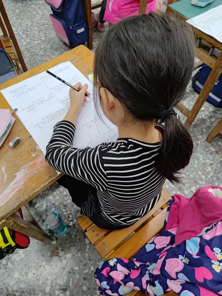 小妤寫作業時的狀況