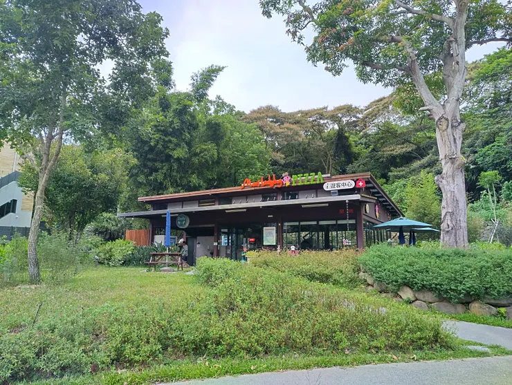 遊客中心,有販賣機跟廁所還有賣吃的