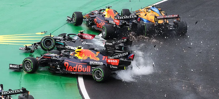 2021年濕滑的匈牙利站第一彎，博塔斯煞車鎖死來了驚天一撞，波及好幾台車，猶如打保齡球