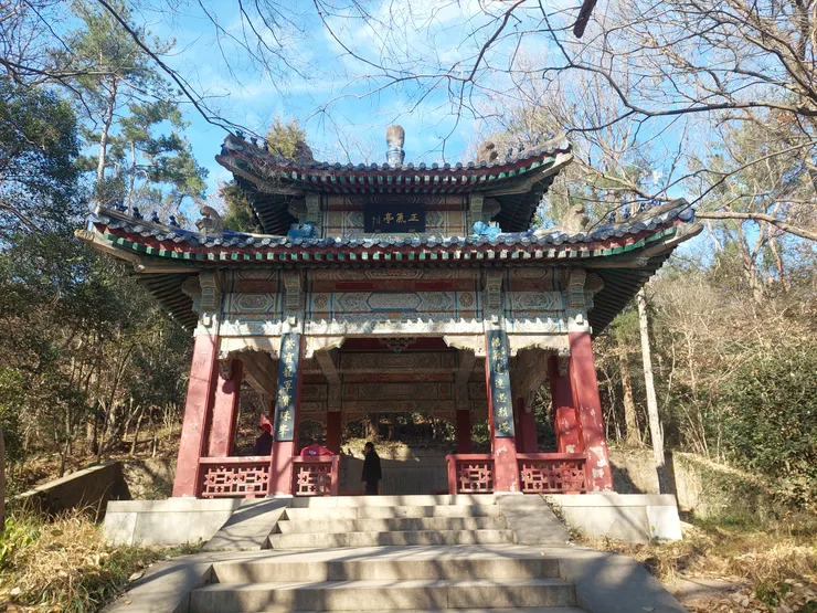 紫霞湖上的正氣亭