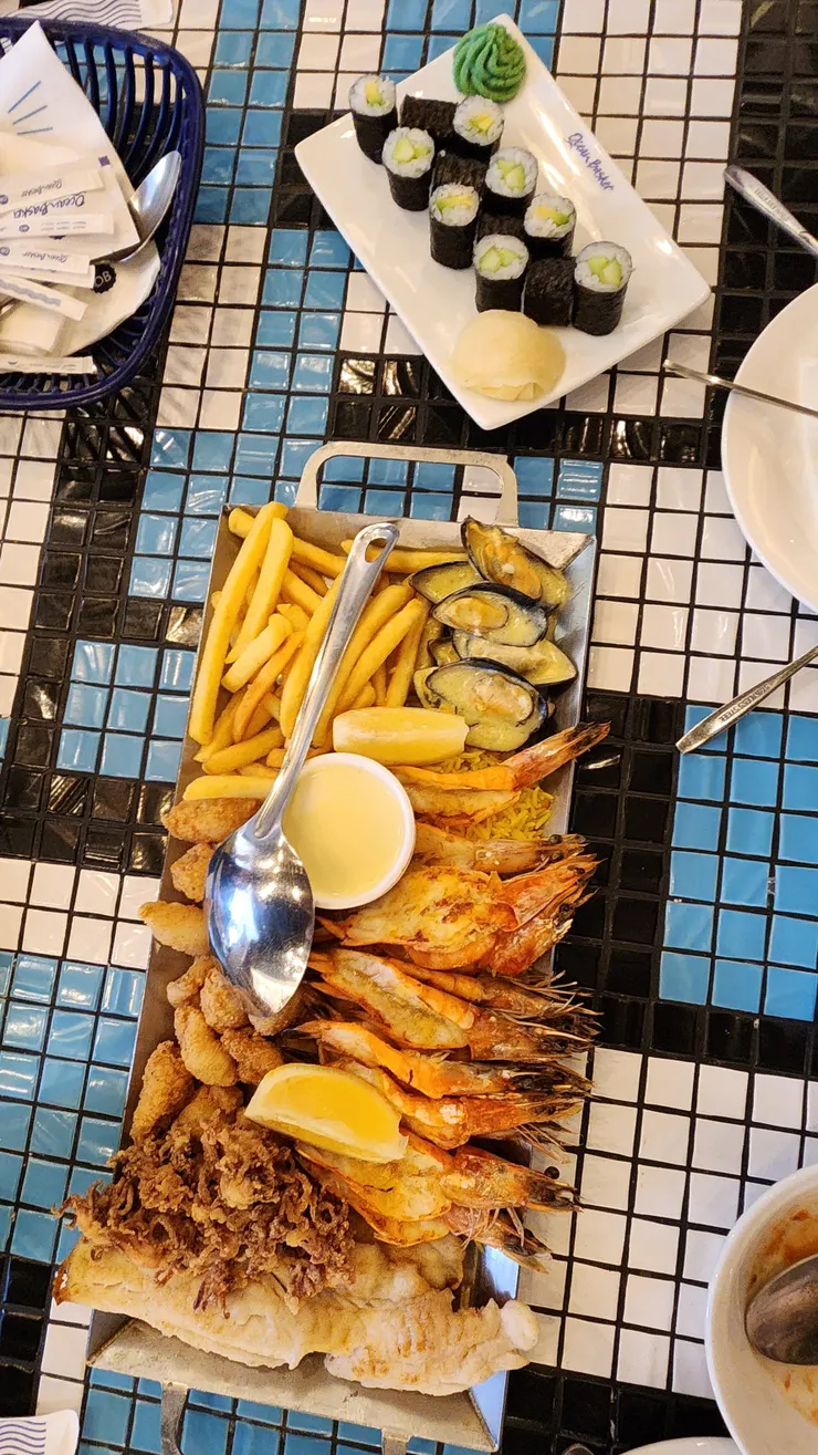 小黃瓜細捲和兩人份的海鮮炸物拼盤。