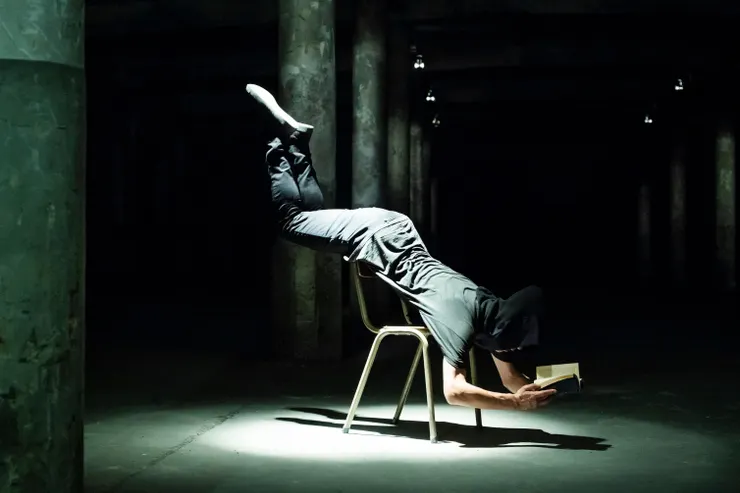 周書毅在自己的房間與巨大空曠的廢墟中獨舞。（圖片來源：https://vrfilmlab.tw/movie/afterimage-for-tomorrow-2/）