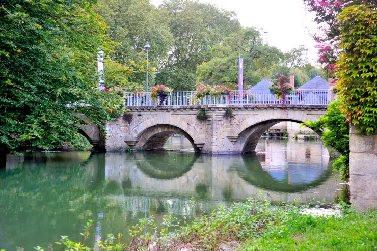 【安德爾河上的美麗石橋流連照相！在阿澤萊里多。】