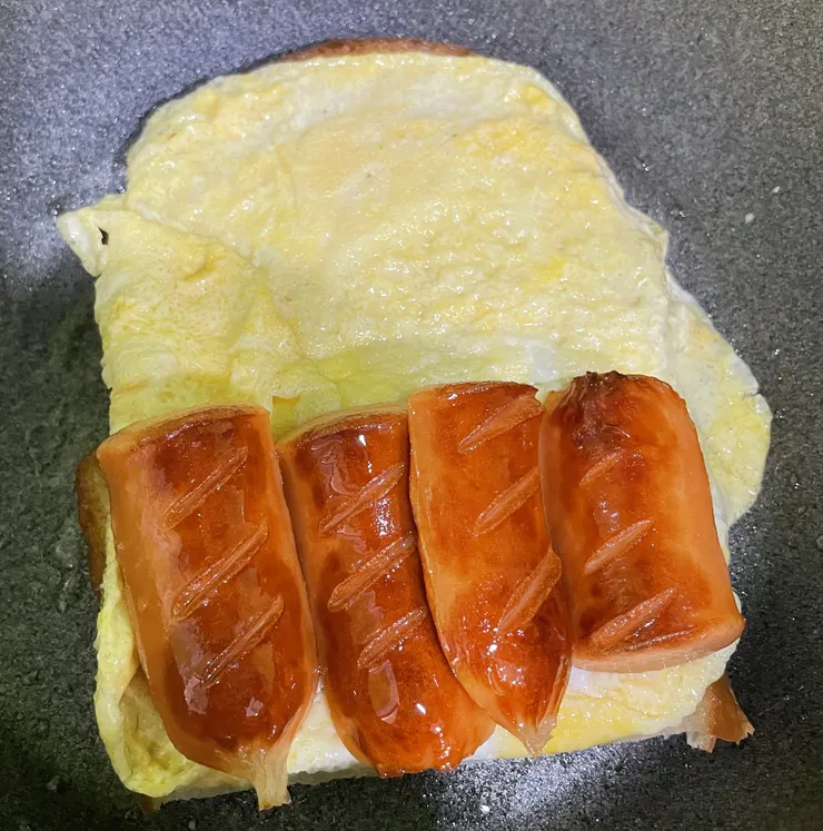 翻面後放上熱狗