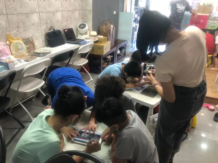 這麼多年來都是這樣歪一邊地拍小孩📷